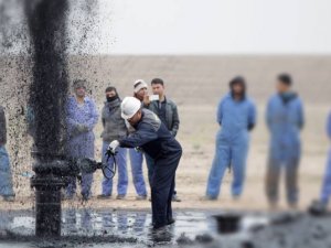 Petrol İran etkisiyle 75,63 dolardan güne başladı