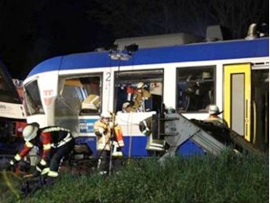 Almanya'da yolcu treni ile yük treni çarpıştı: 2 ölü