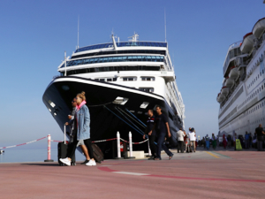 Dünya turuna çıkan kruvaziyer Ege Port'a demirledi