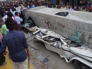 Hindistan'da üst geçit çöktü: 18 ölü