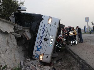 Kütahya'da yolcu otobüsü devrildi