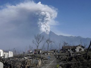 Endonezya'da Merapi Yanardağı alarmı