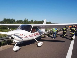 Polonya'da küçük uçak otobana iniş yaptı