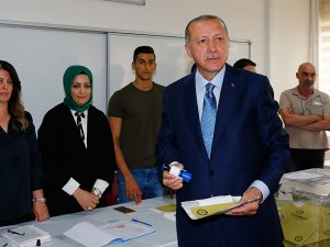Cumhurbaşkanı Erdoğan, Üsküdar'da oyunu kullandı