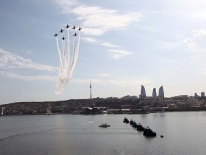 Türk Yıldızları ve SOLOTÜRK Bakü'de gösteri yaptı