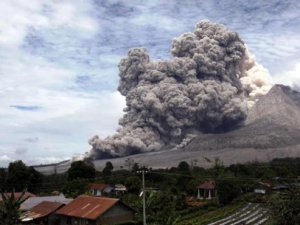 Agung Yanardağı hava ulaşımını olumsuz etkiledi