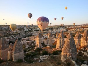 Balonlar günde 2 bin 255 kişiyi uçurdu