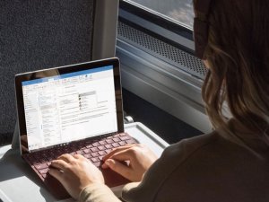 Microsoft'tan yeni taşınabilir bilgisayar: Surface Go