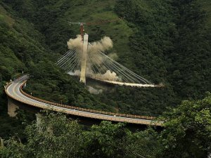 Kolombiya'da köprü inşaatı patlayıcılarla yıkıldı