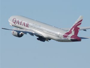 Qatar Airways uçağı pist ışıklarına çarptı!