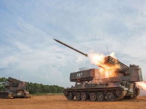 Çin'in çok namlulu roketatar tankı tanıtıldı