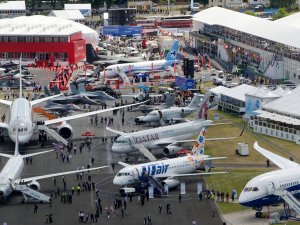 Farnborough Airshow bugün Londra'da başladı