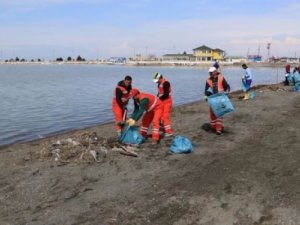 Van Gölü sahilinde 40 ton çöp toplandı