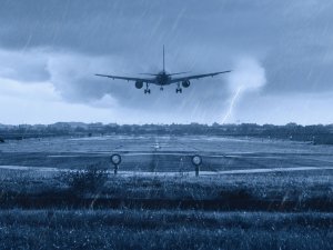 Japonya'da tayfun nedeniyle uçak seferleri iptal edildi