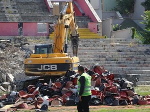 Eskişehir'de 'millet bahçesi' için stadın yıkımına başlandı