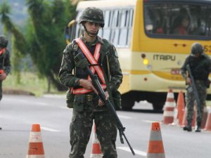 Brezilya sınırını Venezuelalı göçmenlere kapattı