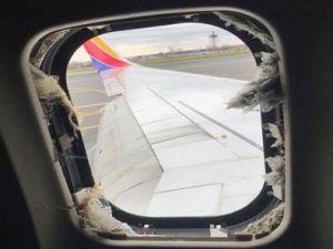 Pilot kabininin camı parçalandı!