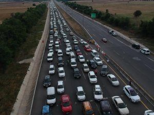 Tatilciler Anadolu Otoyolu'nda 30 kilometrelik araç kuyruğu oluşturdu