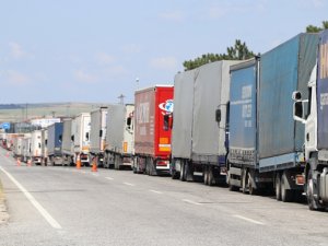 Kapıkule'de kuyruk 15 kilometreyi buldu