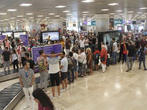 Atatürk Havalimanı'nda dönüş yoğunluğu başladı