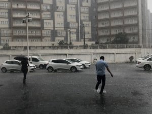 İstanbul'da kuvvetli yağış, toplu taşımada aksama