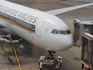Singapur Havayolları uçağı yolcu köprüsüne çarptı