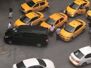 Uber sürücüsüne ve yolcularına taksici saldırısı!