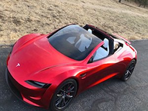 Tesla Roadster dikkat çekiyor