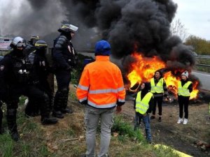 Fransa'da çıkan yangın Belçika'ya sıçradı