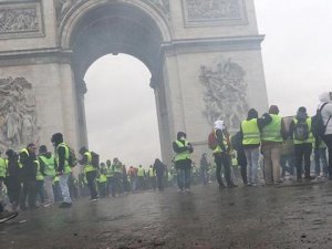 "Sarı Yelekliler" Elysee Sarayı'na yürümek istiyor