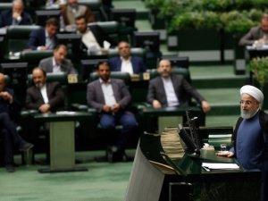 İran Meclisi'nde bütçe gerilimi yaşandı