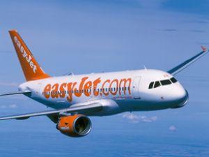 Easyjet uçağının motoruna kuşlar girdi