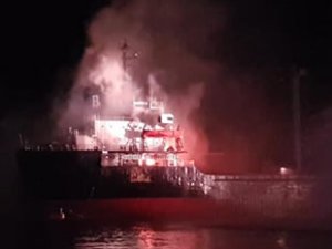 İtalya'da ‘HALA B’ isimli kargo gemisinde yangın çıktı
