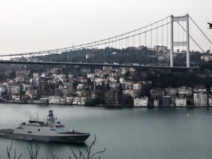 Türk savaş gemileri İstanbul Boğazı'ndan geçti