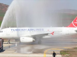 Siirt Havalimanı'na inen THY uçağı su takıyla karşılandı