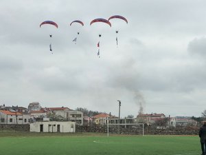 THK'dan motorlu yamaç paraşütü gösterisi