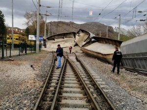 Malatya’da yük treni devrildi