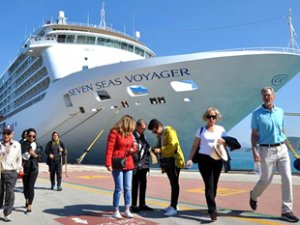 ‘Seven Seas Voyager’ kruvaziyer gemisi, Kuşadası’na sezonun ilk seferini yaptı