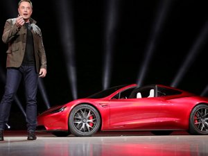 Tesla 2020’de sürücüsüz taksi hizmeti başlatacak