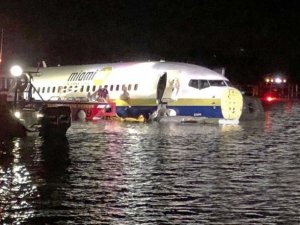 Boeing 737 uçağı Florida'da pistten çıktı