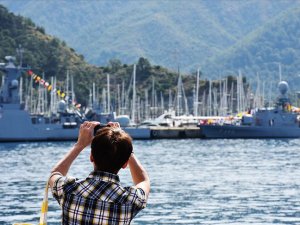 Savaş gemileri ziyarete açıldı