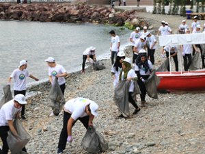 Çınarcık’ta ‘Gönüllüler’ sahil temizliği yaptı