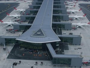 İstanbul havalimanlarında iniş ve kalkışlar aksıyor, uçaklar yönlendiriliyor