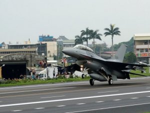 Tayvan savaş uçakları tatbikat kapsamında otobana iniş yaptı