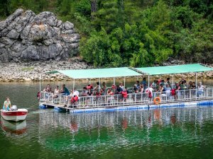 Yüzer platformla göl seyri, turistlerin gözdesi