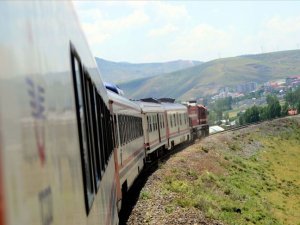 Tahran-Van yolcu treni seferleri başladı