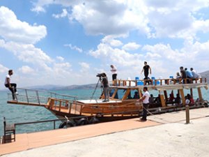 Hazar Gölü'nde tekne turları başladı