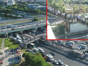 İstanbul'da trafik çllesi! Metrobüs duraklarında yoğunluk...