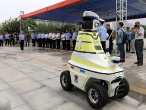 Çin’de üç ayrı model robot trafik polisi çalışmaya başladı