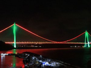 İstanbul'un iki köprüsü Afganistan bayrağı renklerine büründü